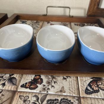 PETISQUEIRA EM MADEIRA E CERAMICA AZUL DEGRADE COM 3 BOWLS