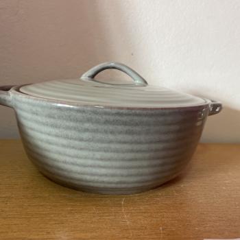 CAÇAROLA COM ALÇA EM CERAMICA VERDE 25,3X20,5X11,5CM