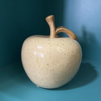 MAÇA DECORATIVA EM CERAMICA ESMALTADA BEGE