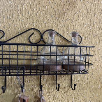 CESTA COM GANCHOS DE PAREDE EM FERRO MARROM 35X12X25,5