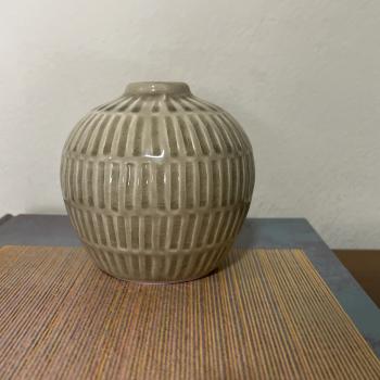 VASO EM CERAMICA COM BRILHO NUDE