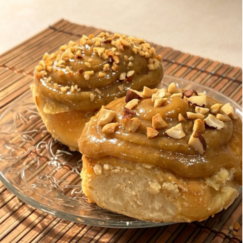 Cinnamon Rolls Banana com Creme e Castanhas - Pronto p/ Consumo (1 un)