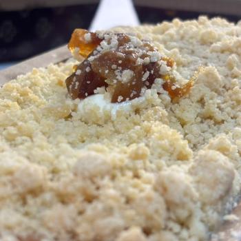 Cuca Maçã Caramelizada com Creme de Baunilha - Pronta p/ Consumo (400g)
