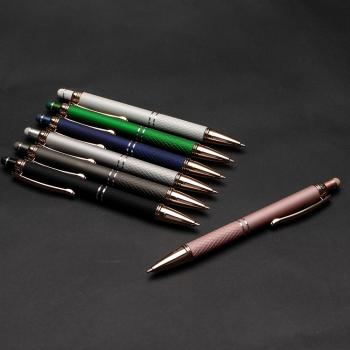 Caneta Metal Touch com detalhes texturizados próximos à ponta, acionamento por clique com acabamento emborrachado.
