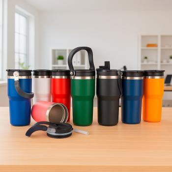 Copo Térmico 600ml com alça fixa para transporte.