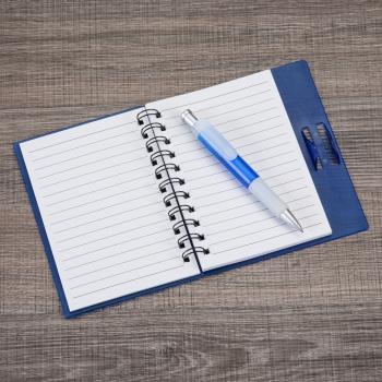 Caderno Plástico com Caneta em detalhe emborrachado e suporte para encaixe.