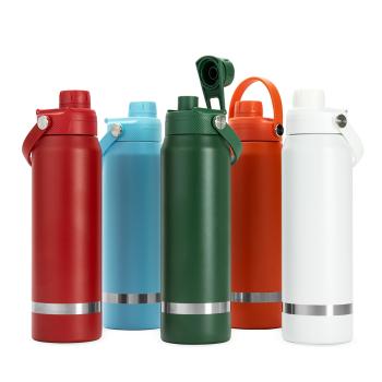 Garrafa Térmica 800ml com detalhe cromado.