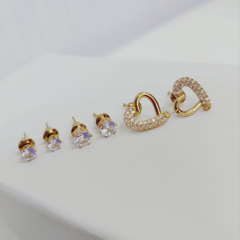 BIJU - TRIO DE BRINCOS CORAÇÃO COM STRASS