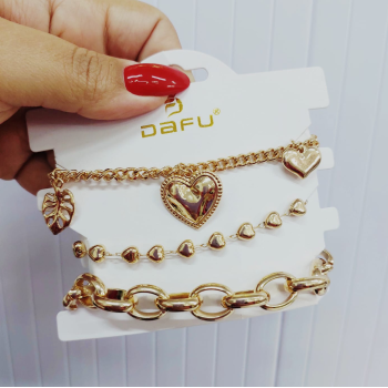 BIJU - KIT COM 3 PULSEIRAS CORAÇÃO