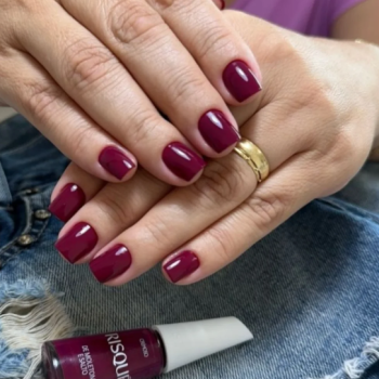 ESMALTE RISQUÉ DE MOLETOM E SALTO