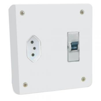 CD PVC SOBREPOR P/AR  C/ DISJUNTOR 20A C/TOMADA 20A -